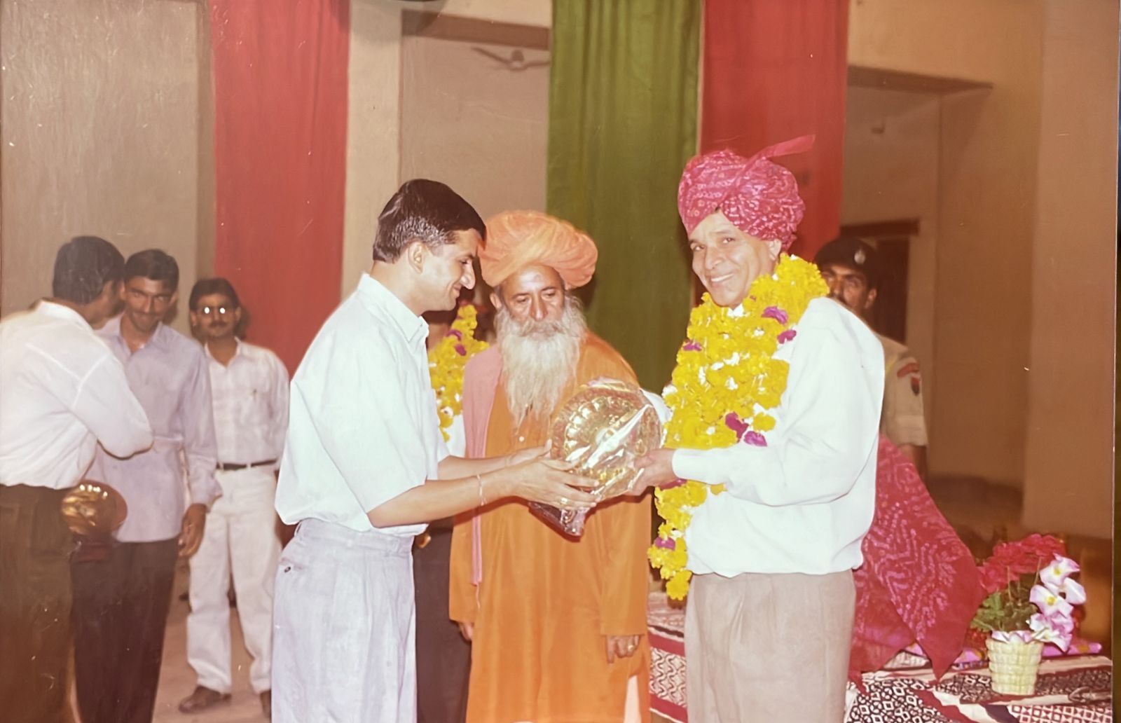 Mr. Mahesh Panpalia honoring token of gift during farewell ceremony of former IAS, Mr. R. N. Arvind in the presence of honorable Shri. Mohan Puri Maharah at Town Hall, Barmer
