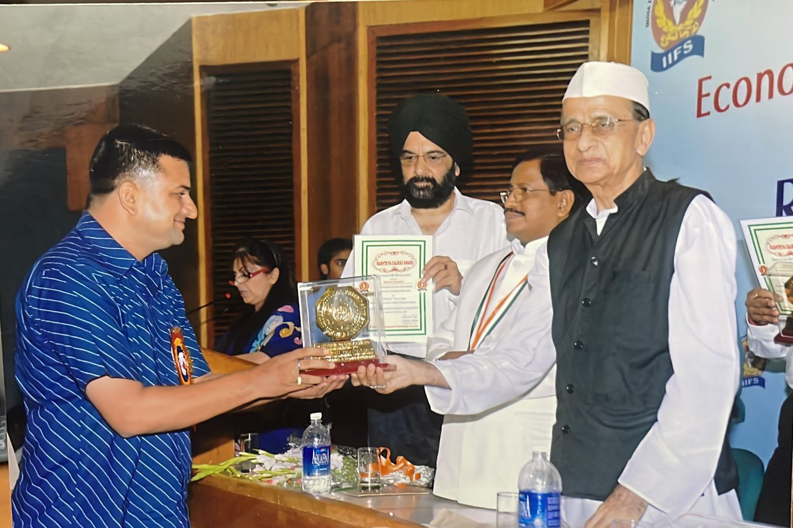 Mr. Mahesh Panpalia receiving Rastriya Gaurav Award  from Mr. Bhisham Narayan Singh (Former governor )